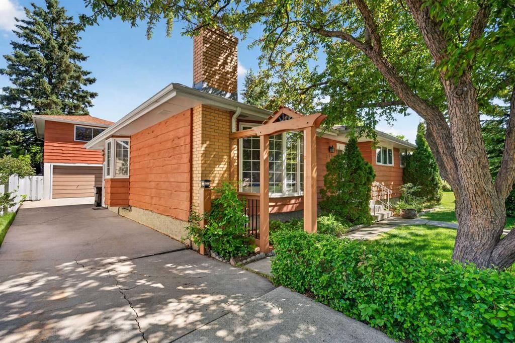 740 Hunterston Crescent NW, Calgary — photo 2 of 43
