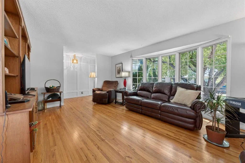 740 Hunterston Crescent NW, Calgary — photo 4 of 43