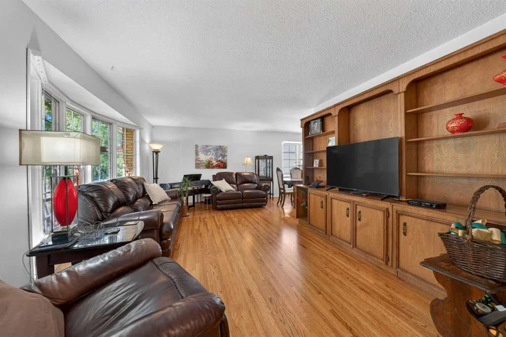 740 Hunterston Crescent NW, Calgary — photo 5 of 43