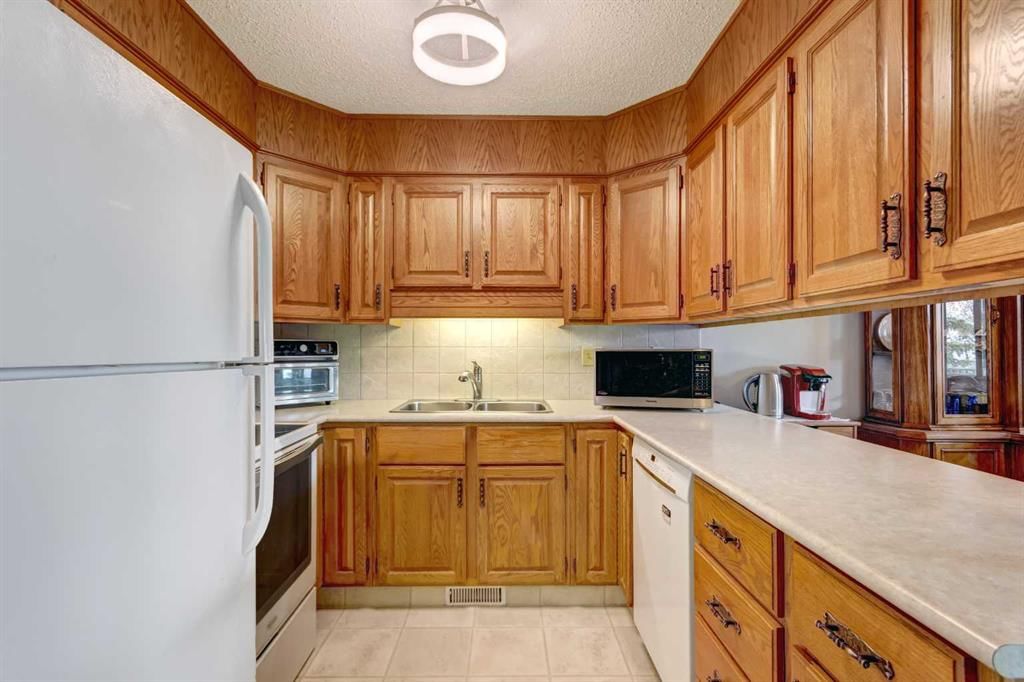30, 118 Strathcona Road SW, Calgary — photo 3 of 34