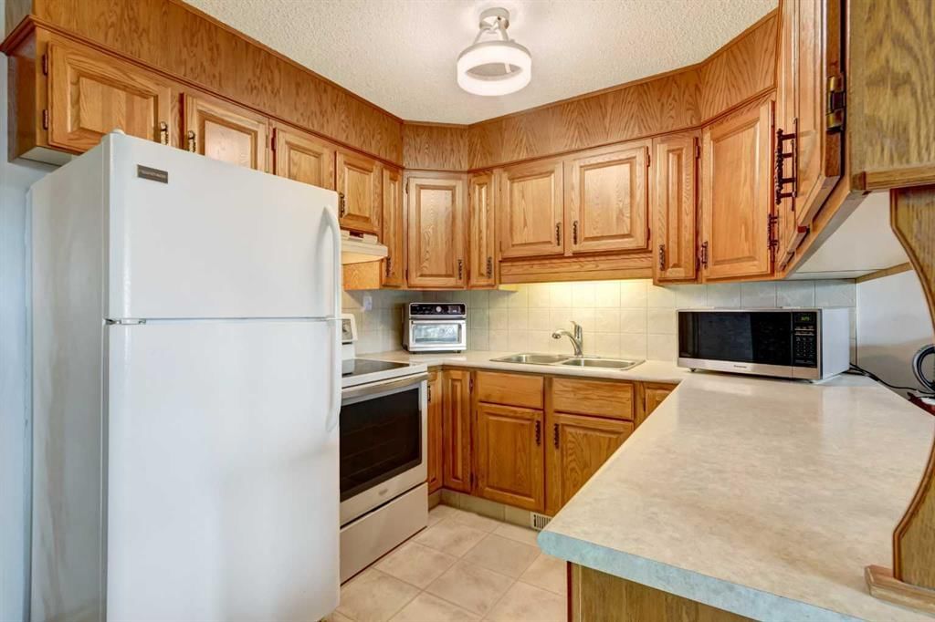 30, 118 Strathcona Road SW, Calgary — photo 4 of 34