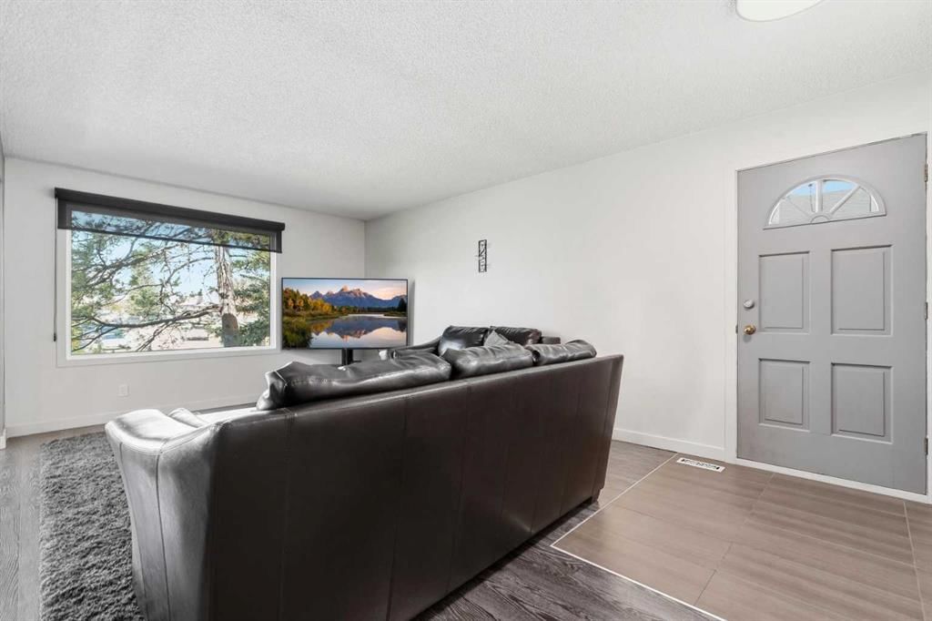 1420 Marlyn Way NE, Calgary — photo 5 of 41