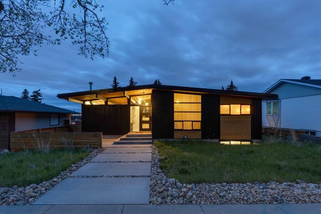 4427 Charleswood Drive NW, Calgary — main listing photo