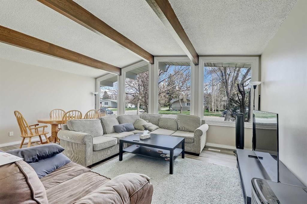 1315 Northmount Drive NW, Calgary — photo 4 of 41