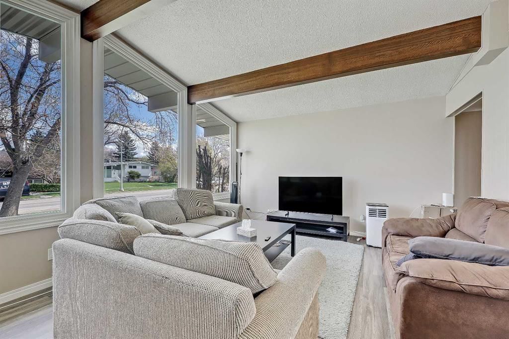 1315 Northmount Drive NW, Calgary — photo 5 of 41