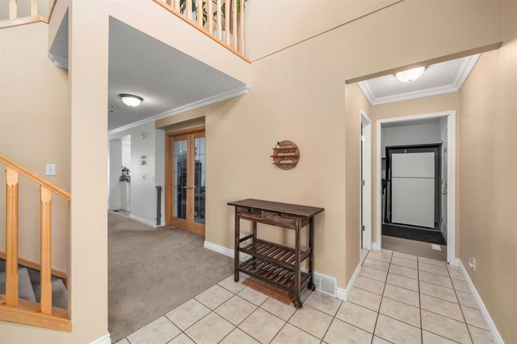26 Somerset Crescent SW, Calgary — photo 3 of 30