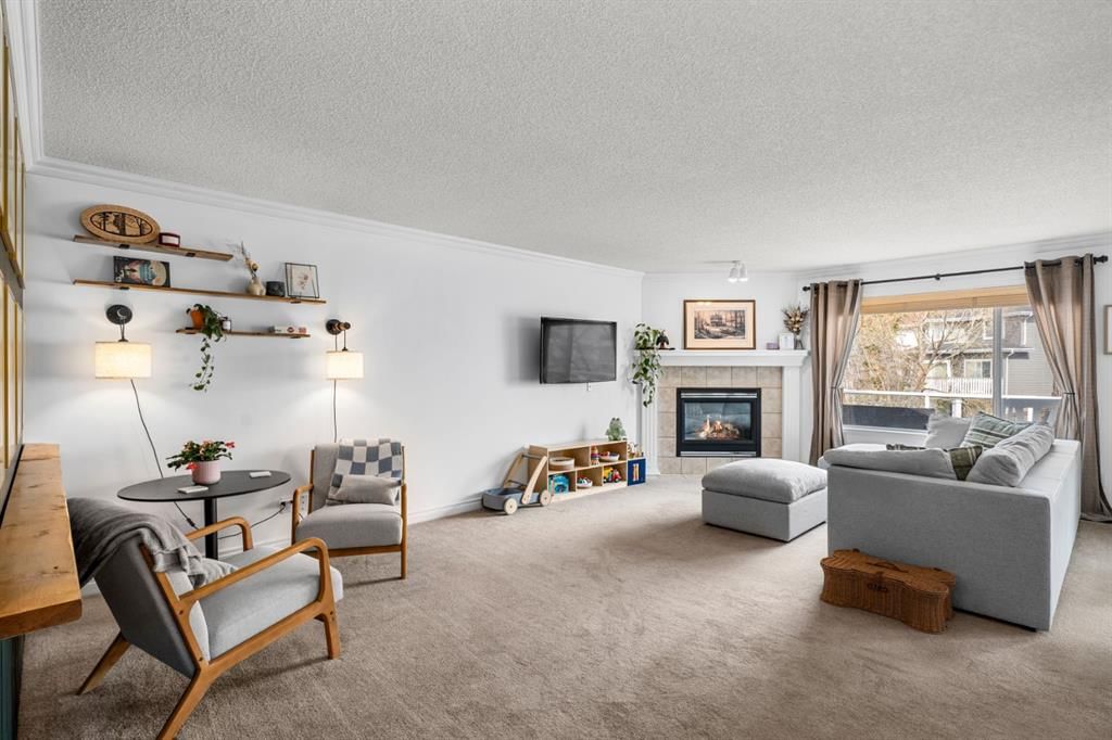 26 Somerset Crescent SW, Calgary — photo 5 of 30