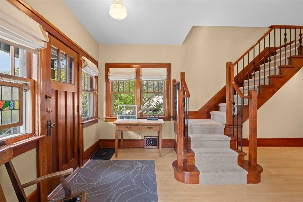 236 10 Avenue NE, Calgary — photo 3 of 50