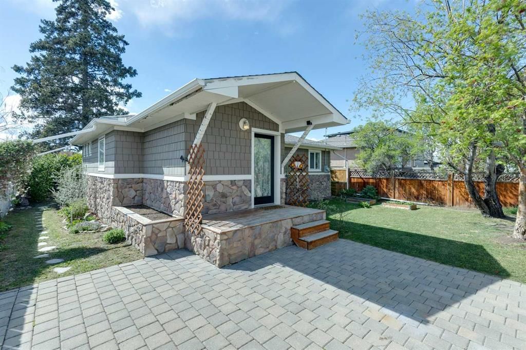 3912 77 Street NW, Calgary — photo 5 of 25
