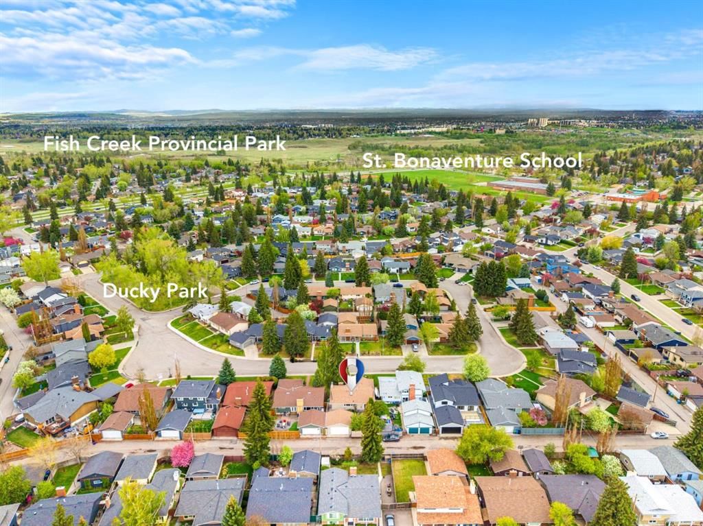 52 Lake Lucerne Close SE, Calgary — photo 3 of 50