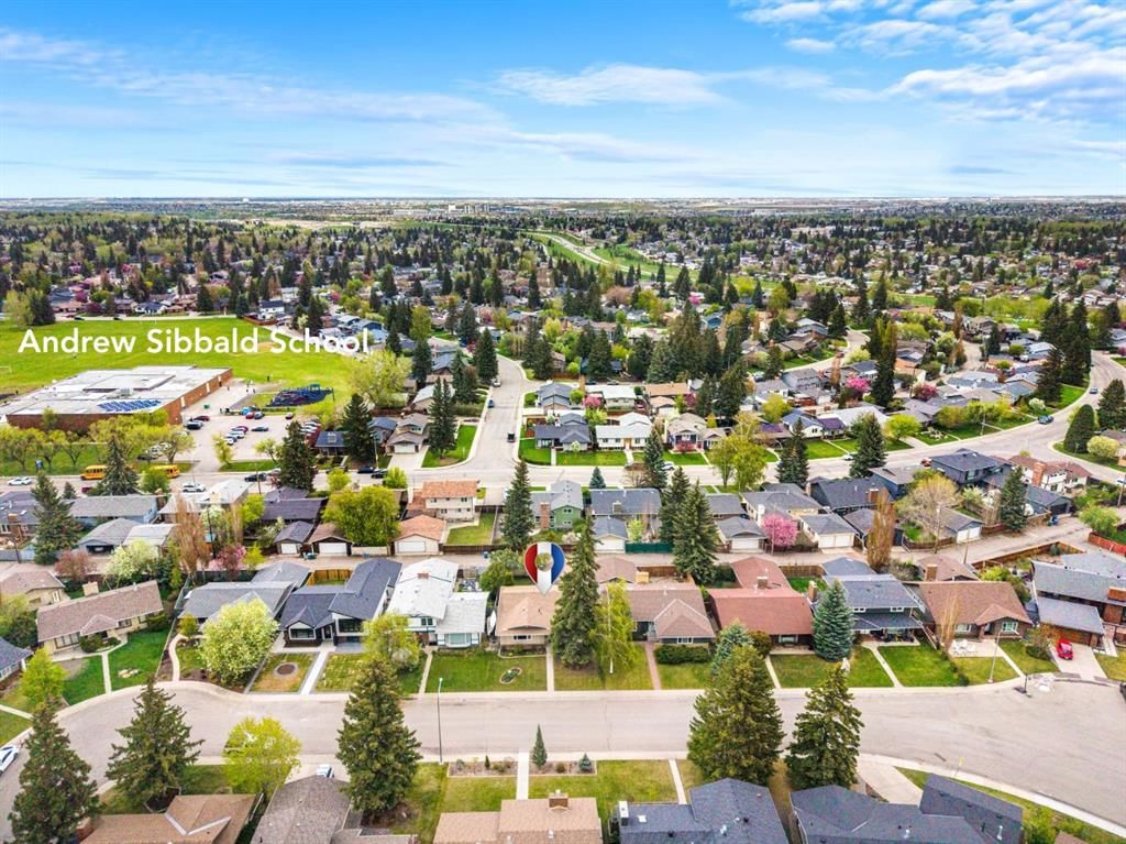 52 Lake Lucerne Close SE, Calgary — photo 4 of 50