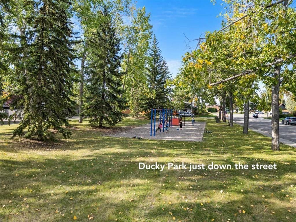 52 Lake Lucerne Close SE, Calgary — photo 5 of 50