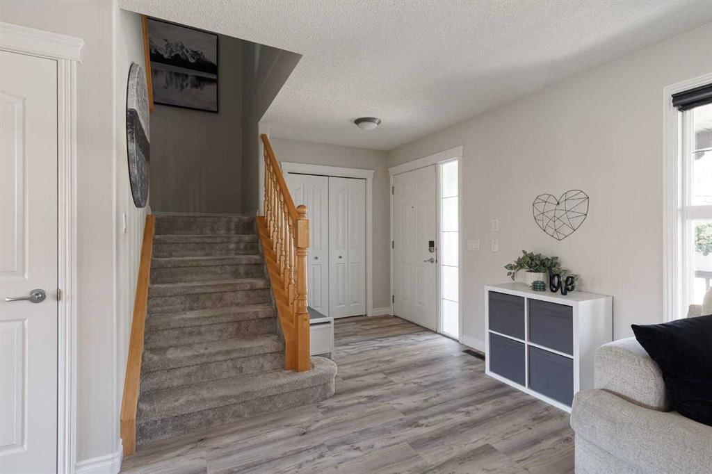 724 Prestwick Circle SE, Calgary — photo 5 of 48