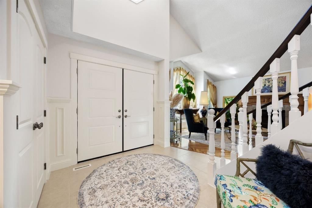 51 Woodridge Close SW, Calgary — photo 2 of 50