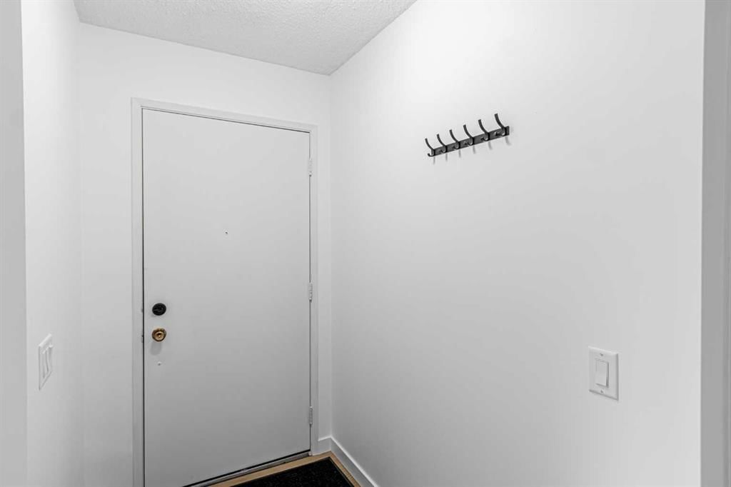 111 Lynnview Way SE, Calgary — photo 4 of 32