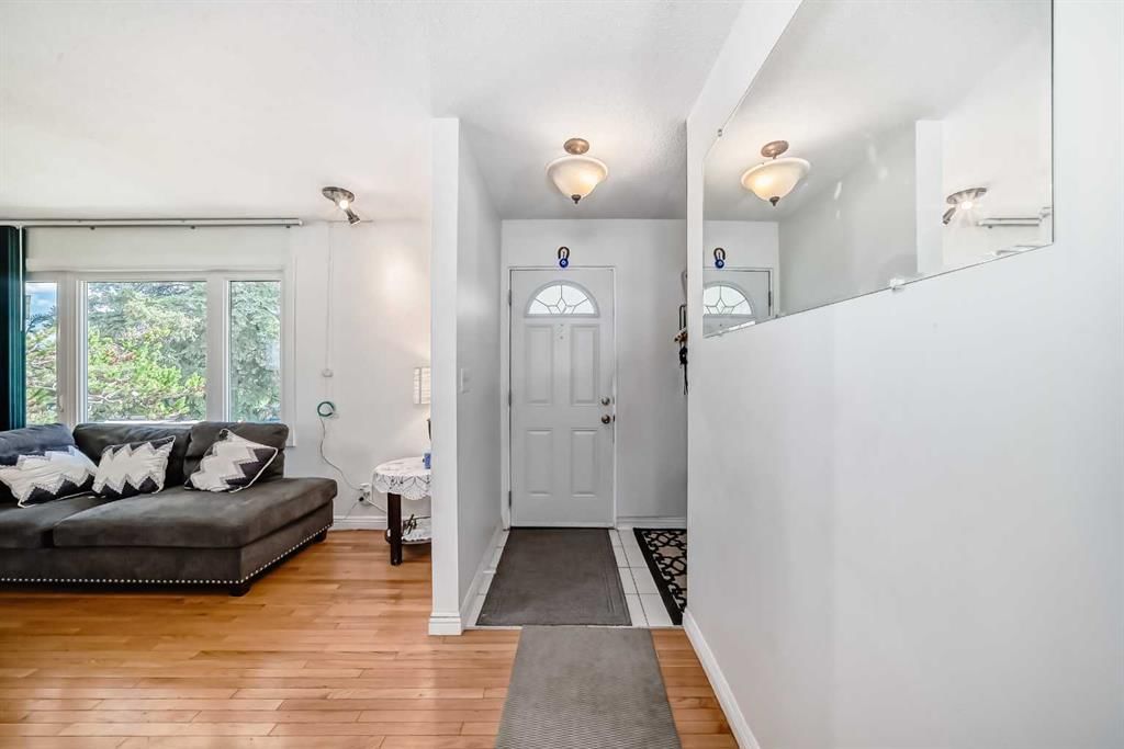 5132 Marian Way NE, Calgary — photo 3 of 33
