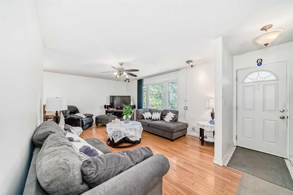5132 Marian Way NE, Calgary — photo 4 of 33