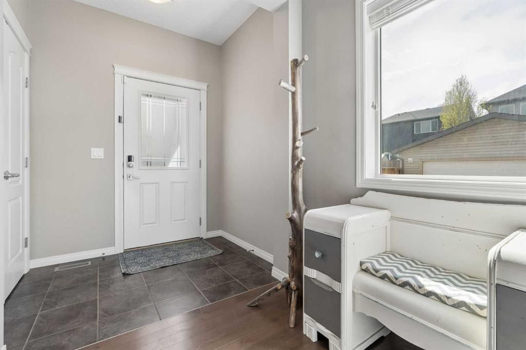 108 Sage Bank Crescent NW, Calgary — photo 3 of 35