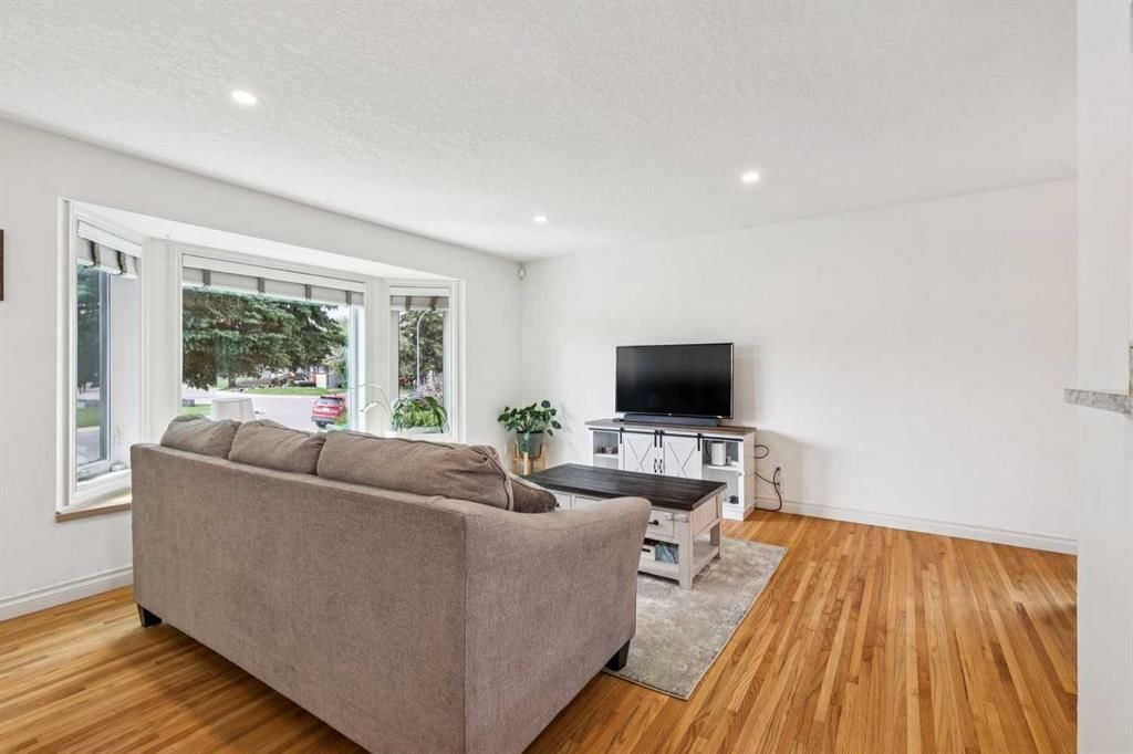 308 99 Avenue SE, Calgary — photo 3 of 41