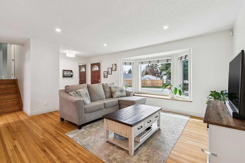308 99 Avenue SE, Calgary — photo 4 of 41