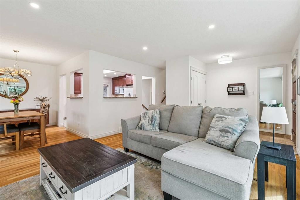 308 99 Avenue SE, Calgary — photo 5 of 41