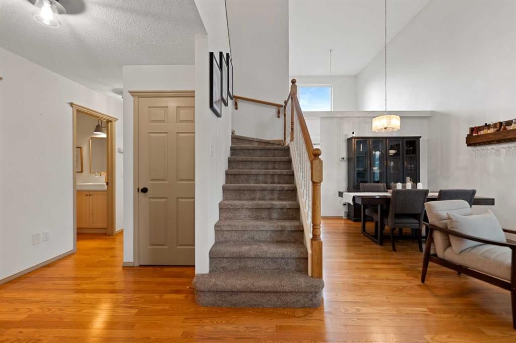 3633 Douglas Woods Heights SE, Calgary — photo 3 of 36