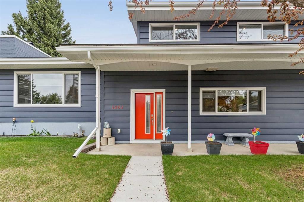 1303 105 Avenue SW, Calgary — photo 3 of 41