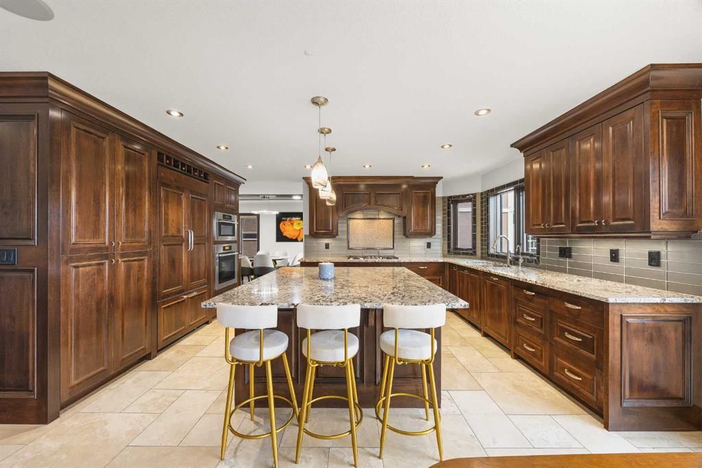 136 Edelweiss Drive NW, Calgary — photo 5 of 50