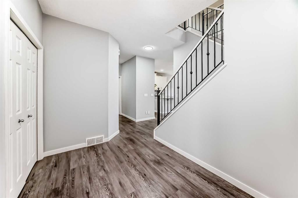 114 Valley Crest Close NW, Calgary — photo 3 of 42
