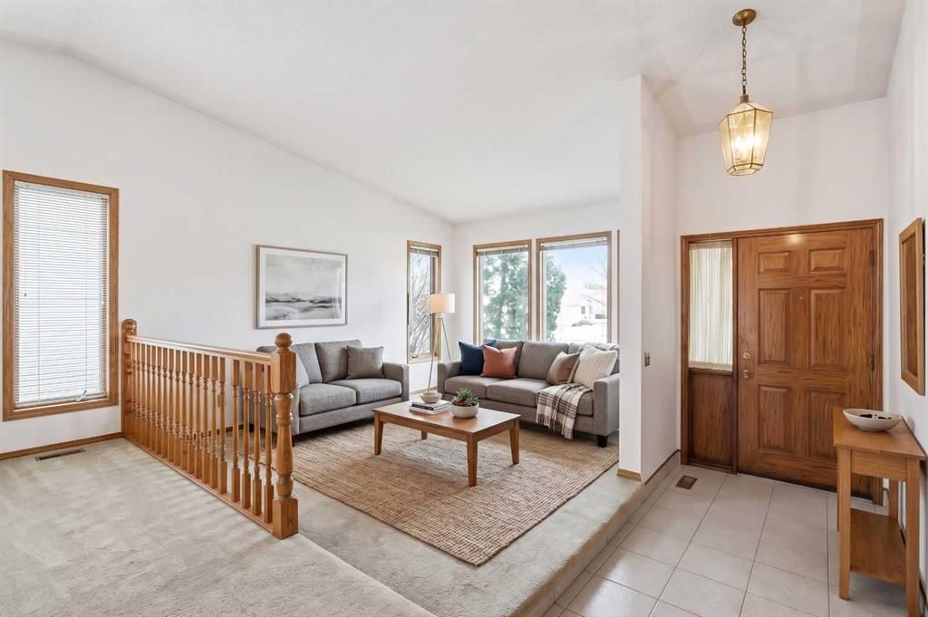108 Santana Court NW, Calgary — photo 3 of 38