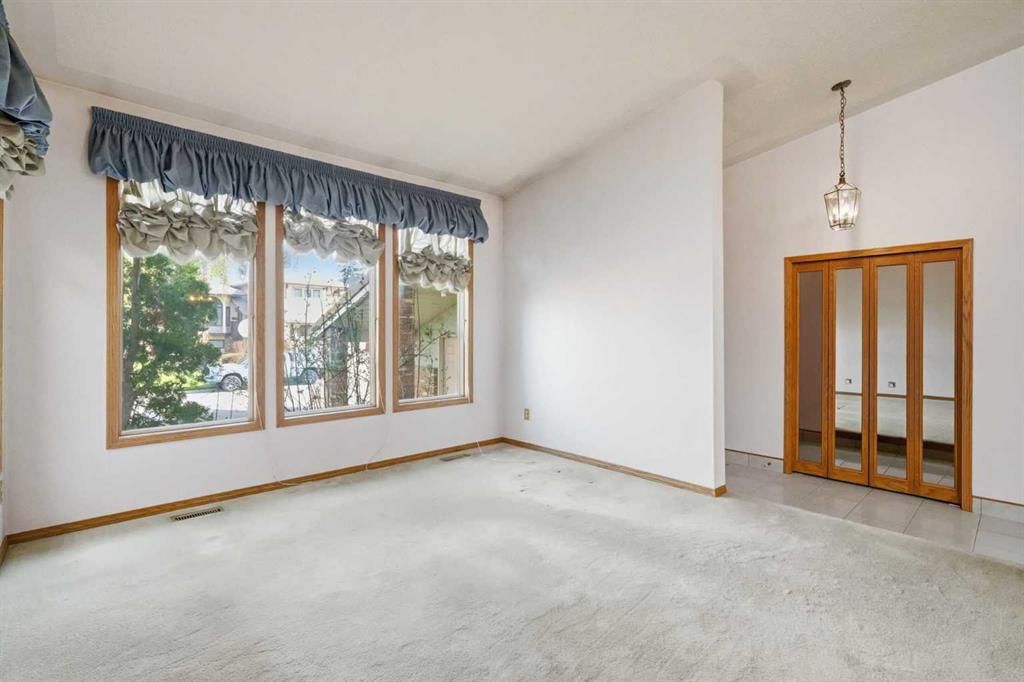108 Santana Court NW, Calgary — photo 5 of 38