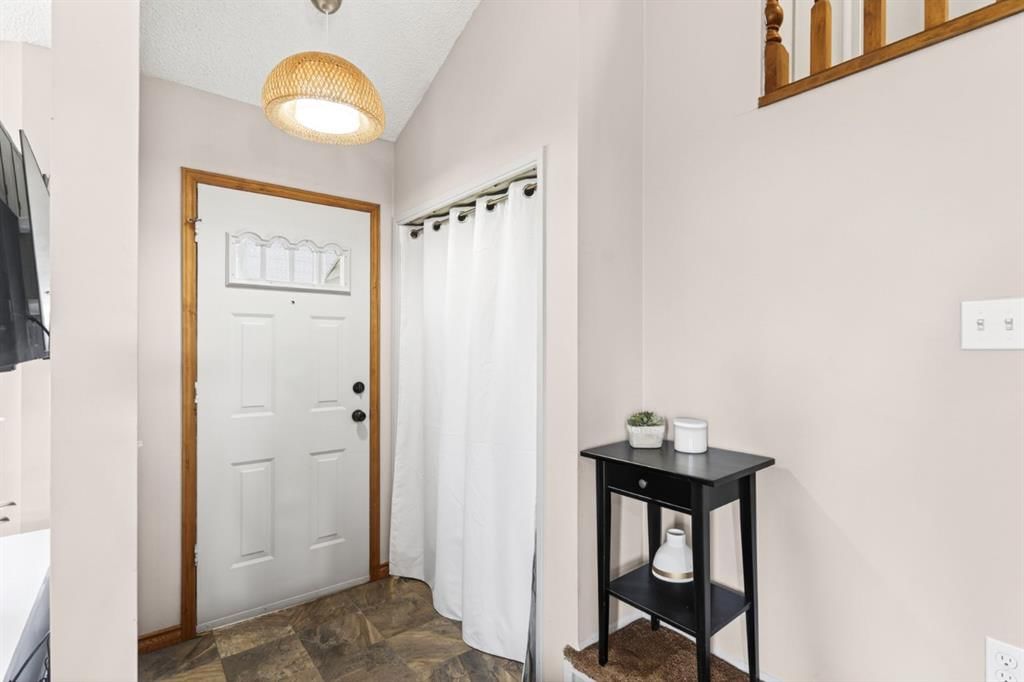 235 Deerview Drive SE, Calgary — photo 5 of 48