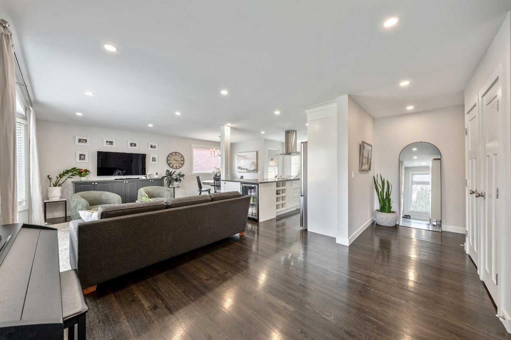 6007 34 Street SW, Calgary — photo 4 of 50