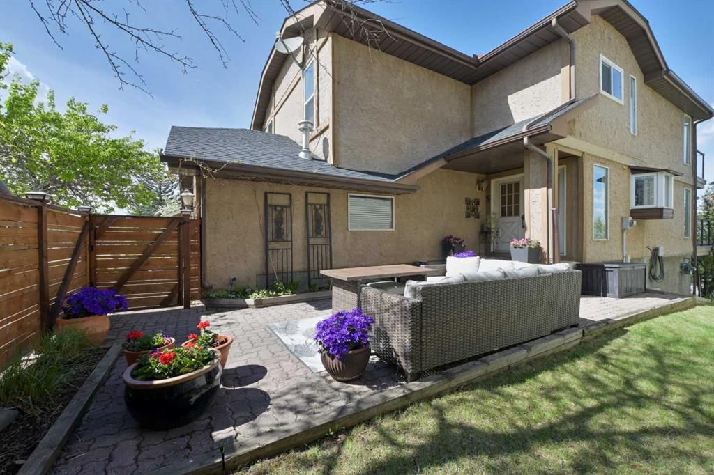 44 Coach Manor Rise SW, Calgary — photo 2 of 27