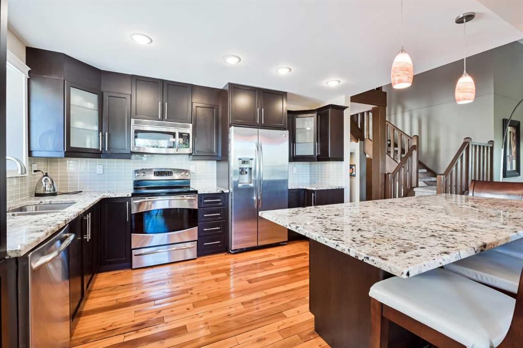 44 Coach Manor Rise SW, Calgary — photo 4 of 27