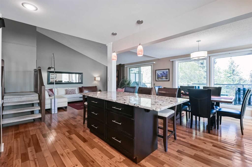 44 Coach Manor Rise SW, Calgary — photo 5 of 27