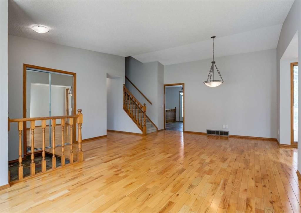108 Sanderling Rise NW, Calgary — photo 4 of 50