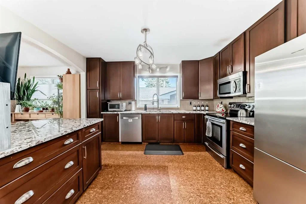 1319 104 Avenue SW, Calgary — photo 2 of 23