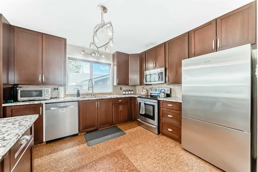 1319 104 Avenue SW, Calgary — photo 3 of 23