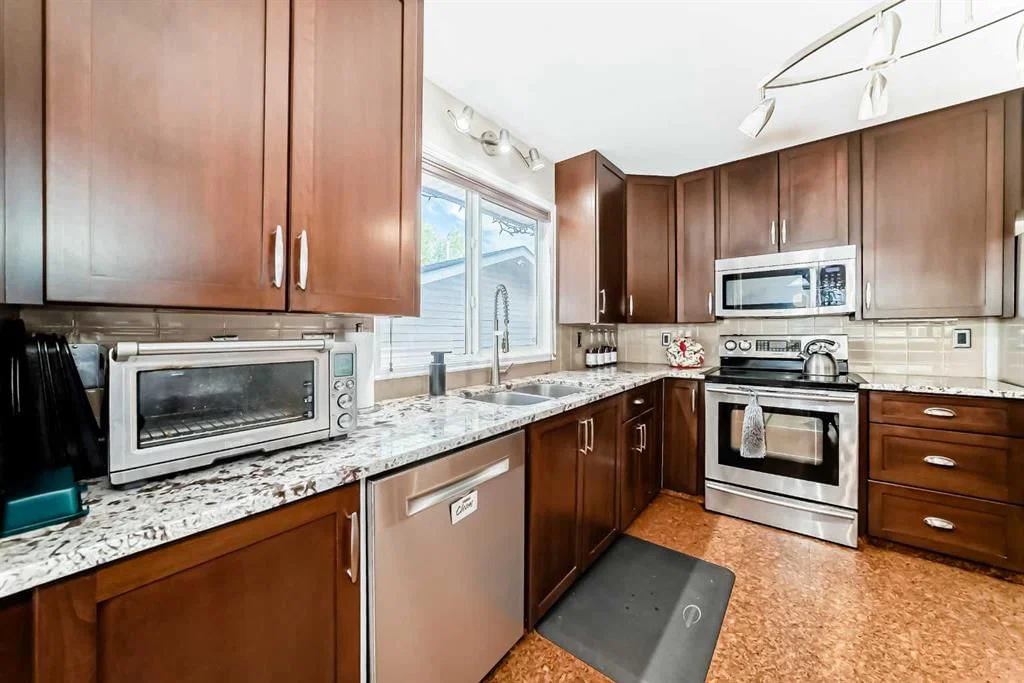 1319 104 Avenue SW, Calgary — photo 4 of 23