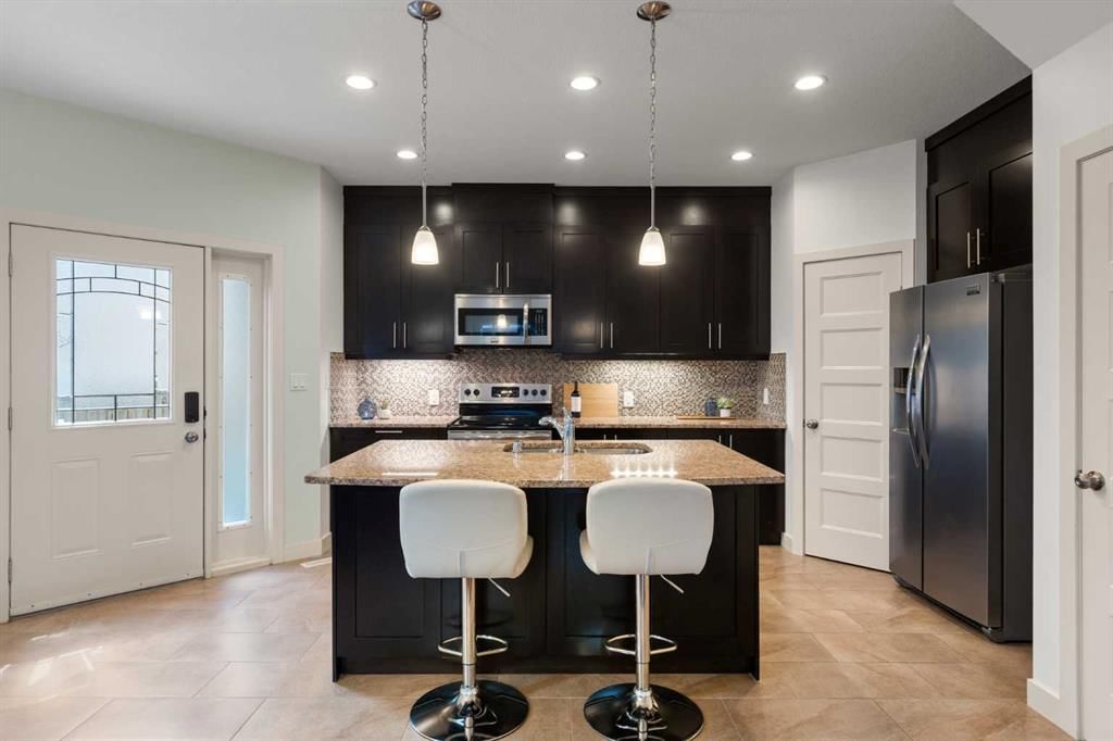 2, 6110 Bowness Road NW, Calgary — photo 3 of 37