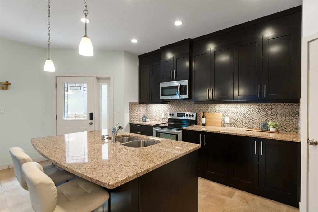 2, 6110 Bowness Road NW, Calgary — photo 4 of 37