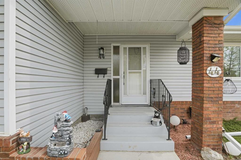 44 Vandoos Gardens NW, Calgary — photo 3 of 43