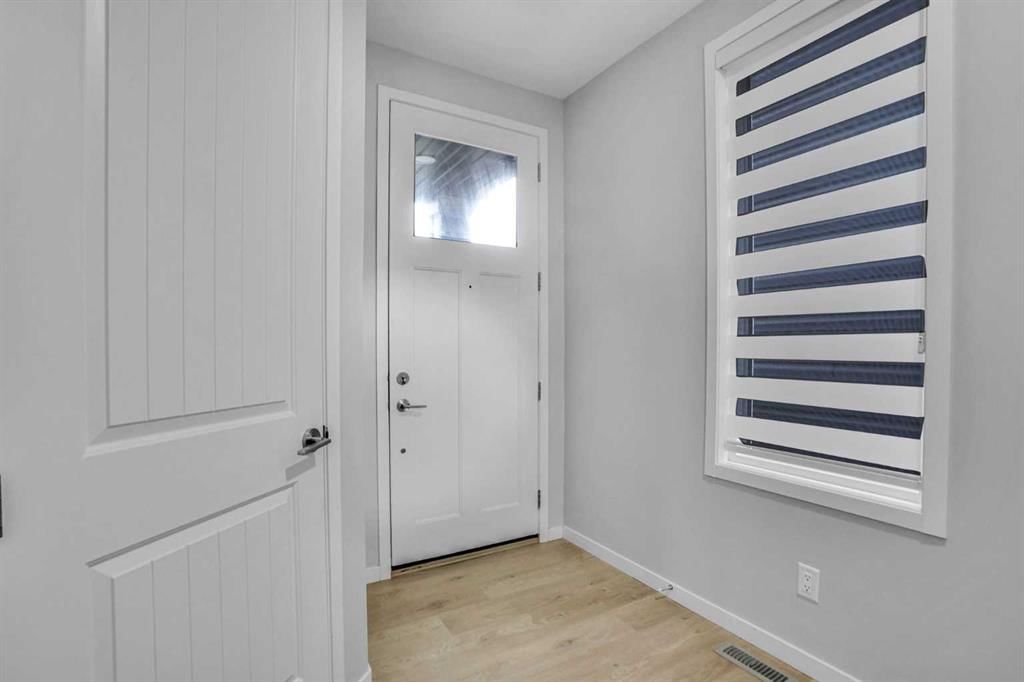 28 Carringsby Avenue NW, Calgary — photo 4 of 50