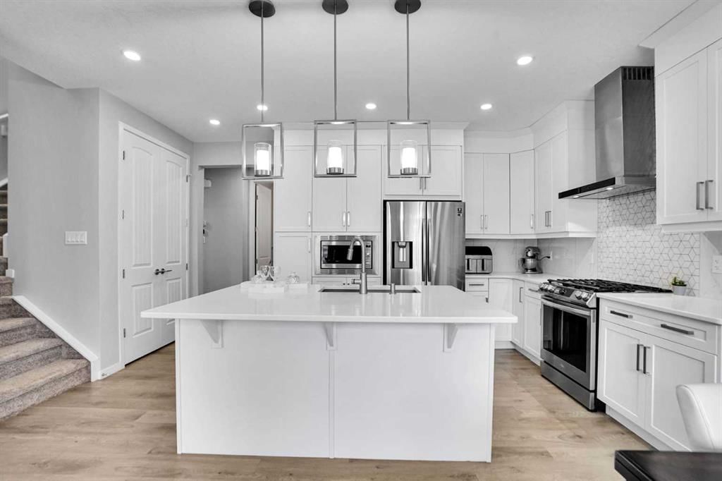 28 Carringsby Avenue NW, Calgary — photo 5 of 50