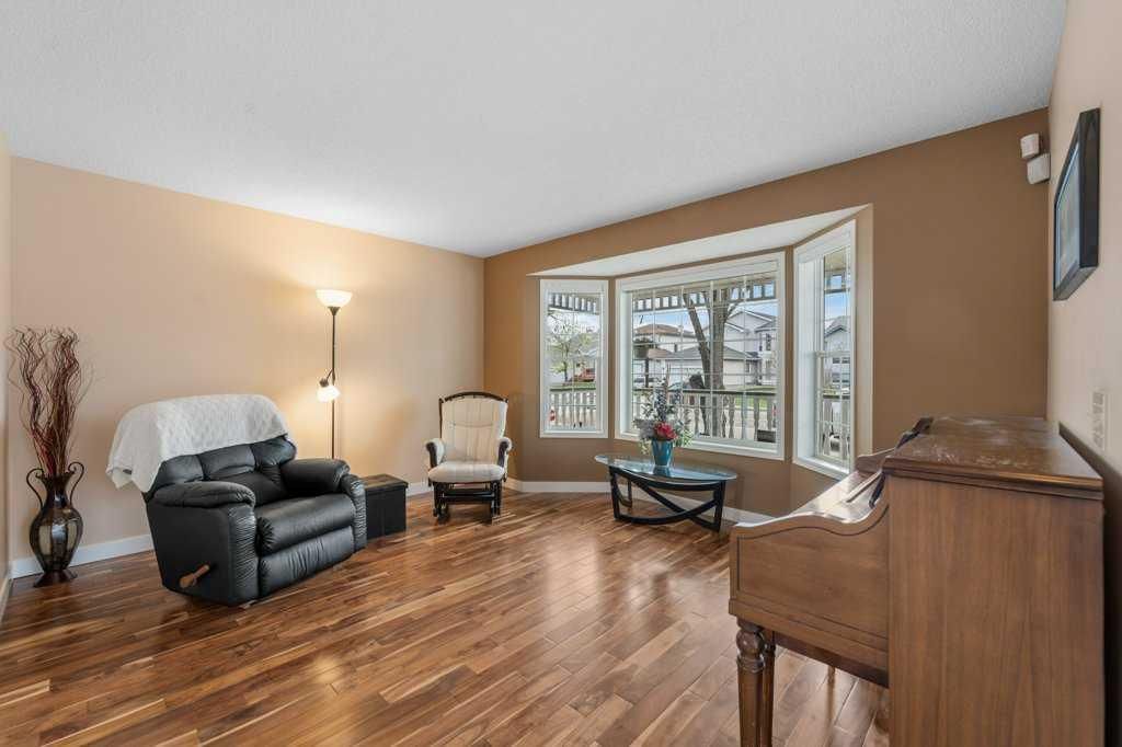 10744 Hidden Valley Drive NW, Calgary — photo 3 of 32