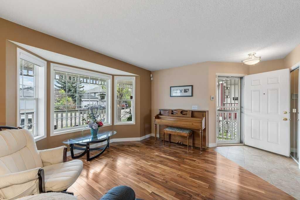 10744 Hidden Valley Drive NW, Calgary — photo 4 of 32