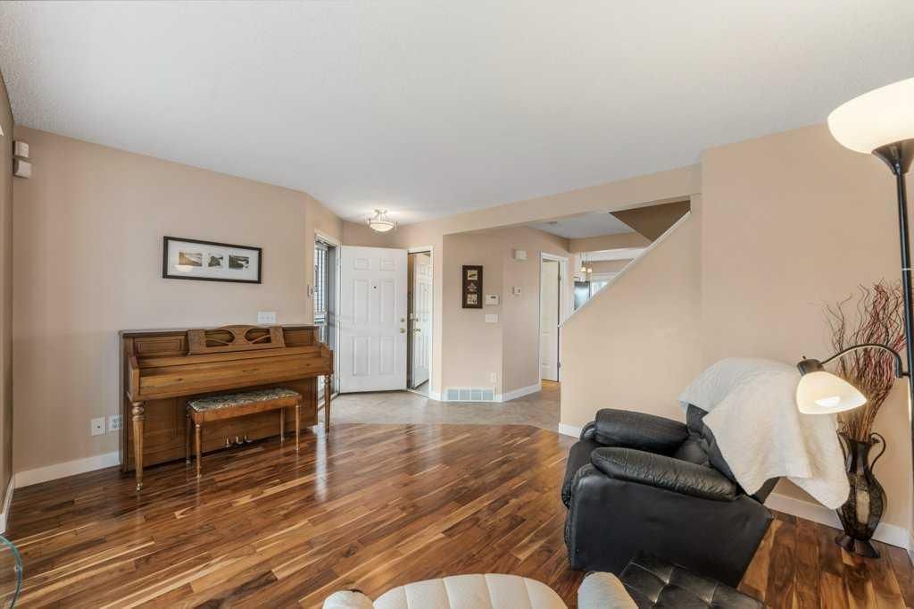 10744 Hidden Valley Drive NW, Calgary — photo 5 of 32