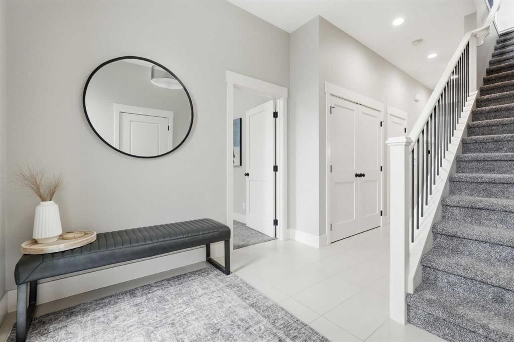 1684 37 Avenue SW, Calgary — photo 4 of 50