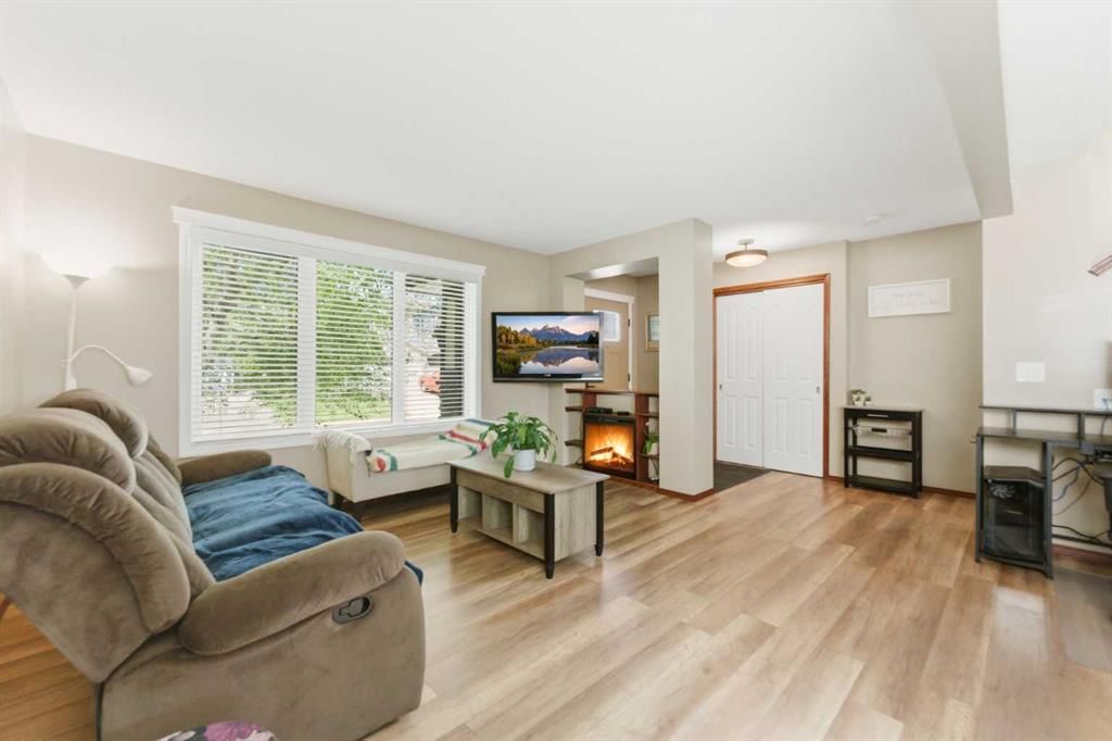 20 Everridge Road SW, Calgary — photo 3 of 40